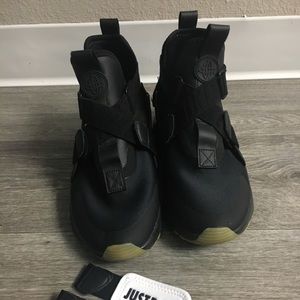 Nike Air Huarache City. Like new new.